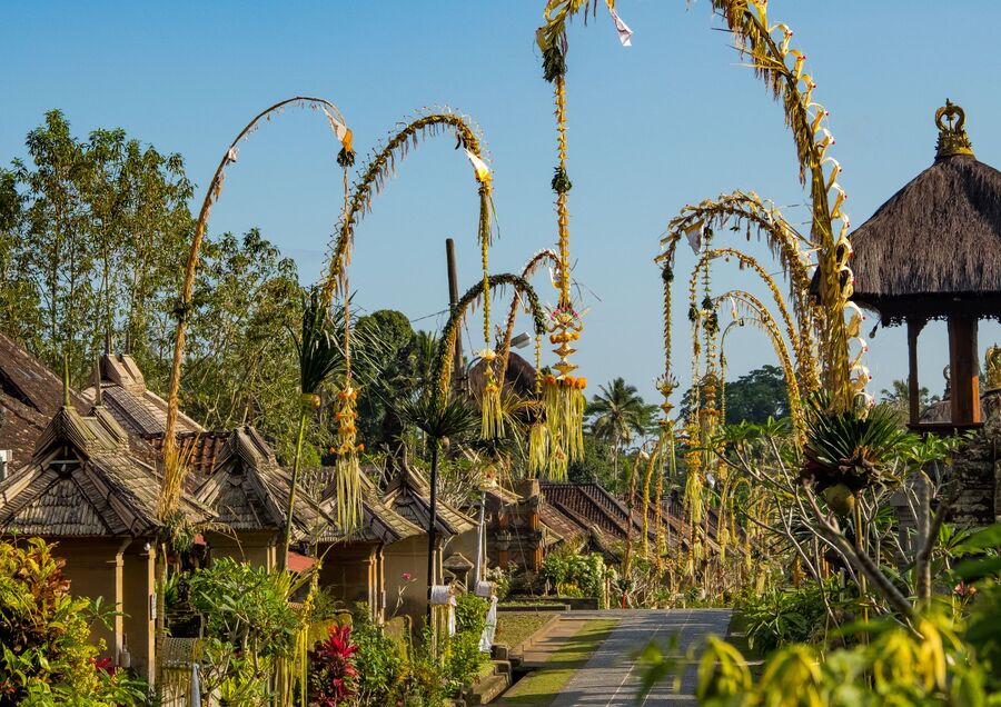Hari Raya Kuningan, Piodalan Pura Sakenan Dipadati Ribuan Umat
