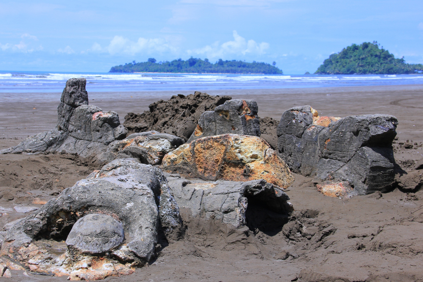 Menikmati Eksotisme Pantai di Padang: Fokus pada Pantai Air Manis