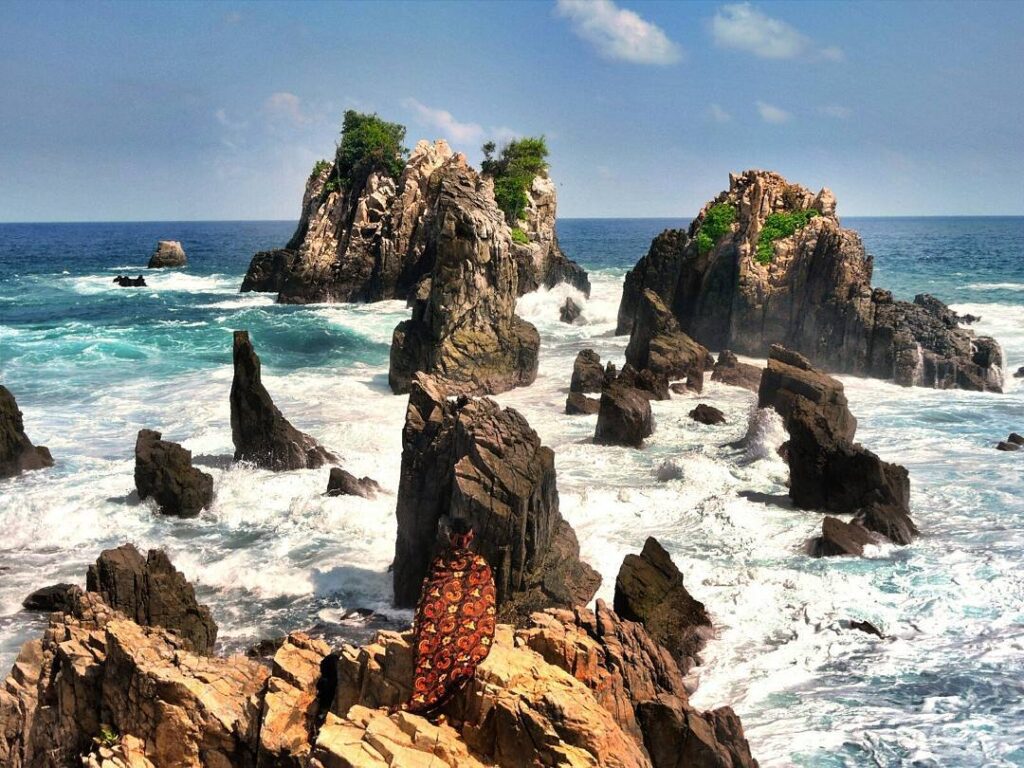 Pantai Gigi Hiu: Dramatisnya Keindahan Alam Liar di Pesisir Lampung