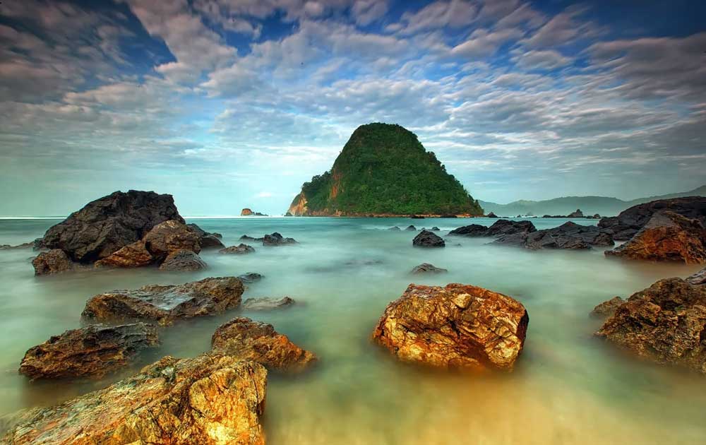 Menyingkap Pesona Pantai Pulau Merah, Permata Eksotis Banyuwangi