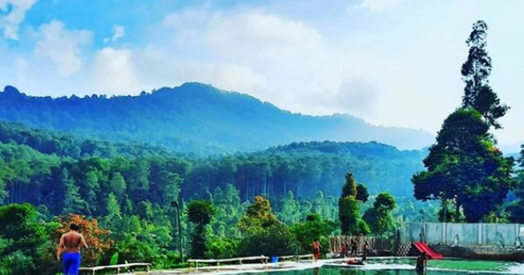 Balong Geulis: Surga Tersembunyi di Pegunungan Sumedang
