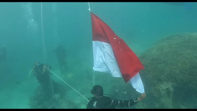 Upacara HUT ke-80 RI Digelar di Dasar Laut Selat Sunda