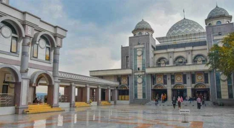 Liburan untuk Jiwa: 25 Destinasi Wisata Religi Paling Menenangkan di Indonesia